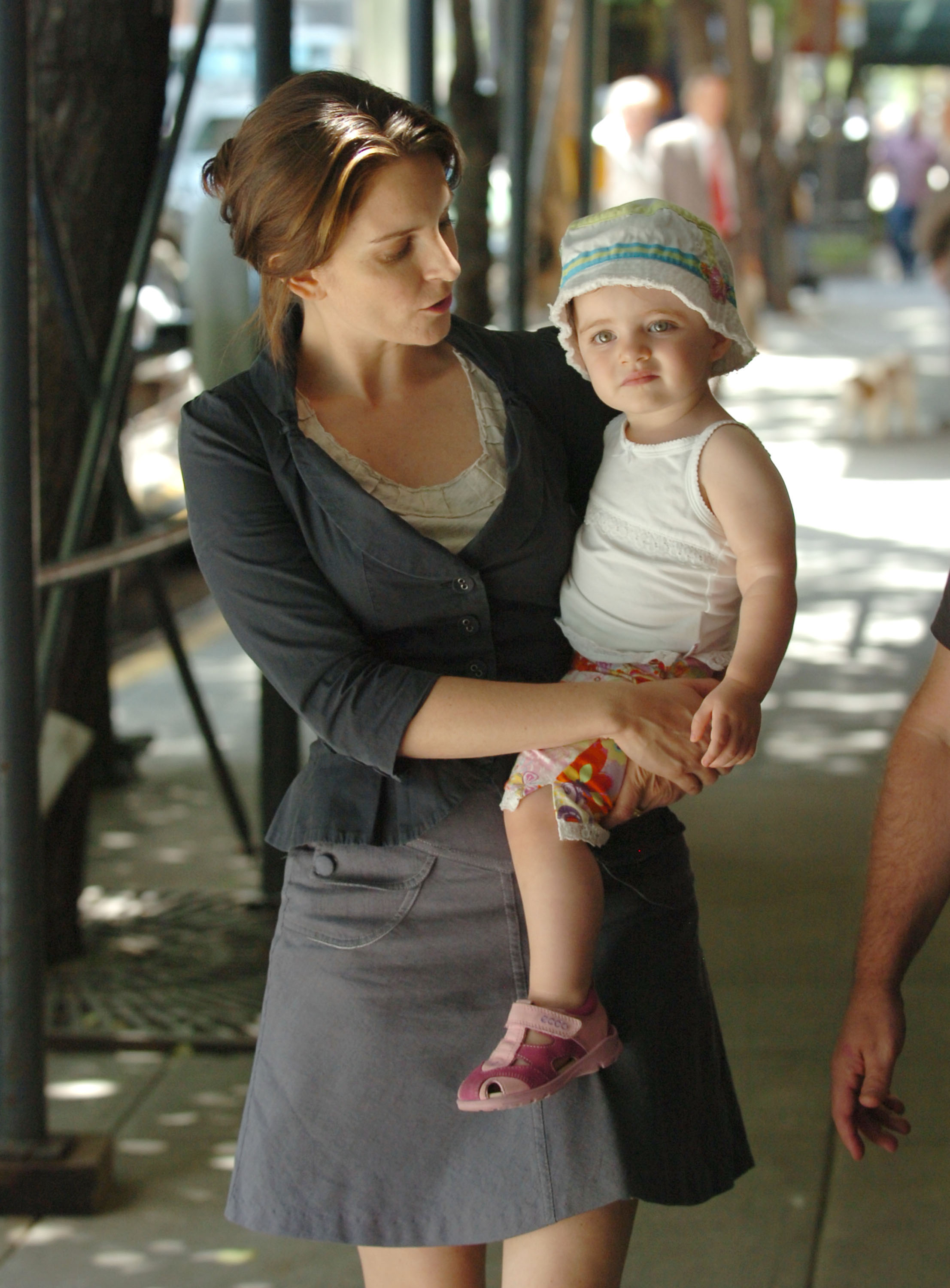 Tina Fey and her daughter Alice Zenobia Richmond pictured while filming the 2007 film "Baby Mama." | Source: Getty Images