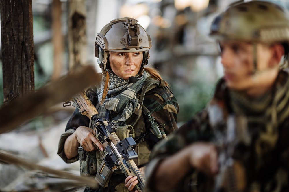 A female soldier on the battlefield. | Photo: Shutterstock