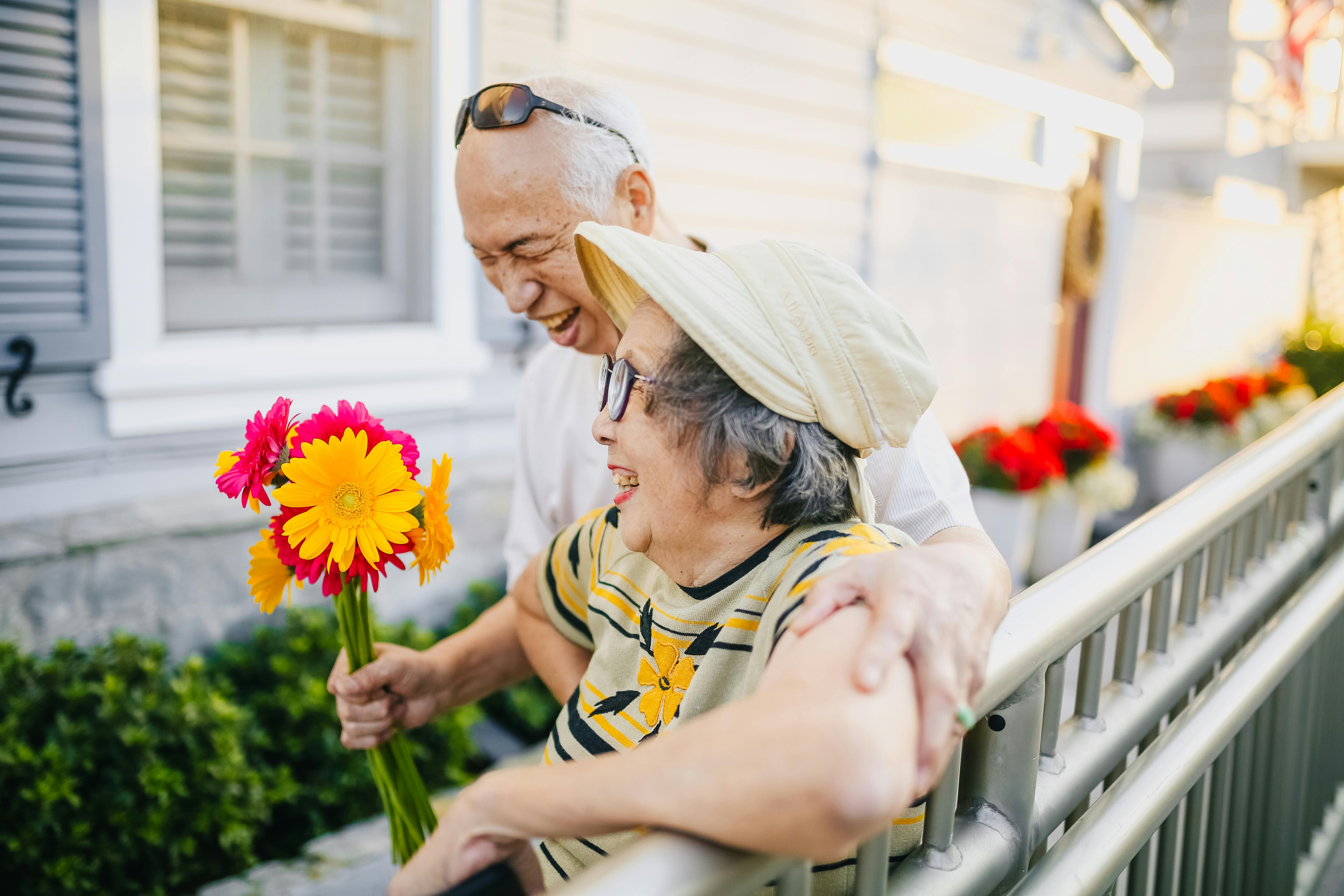 Senior man giving flowers to his wife | Source: Pexels