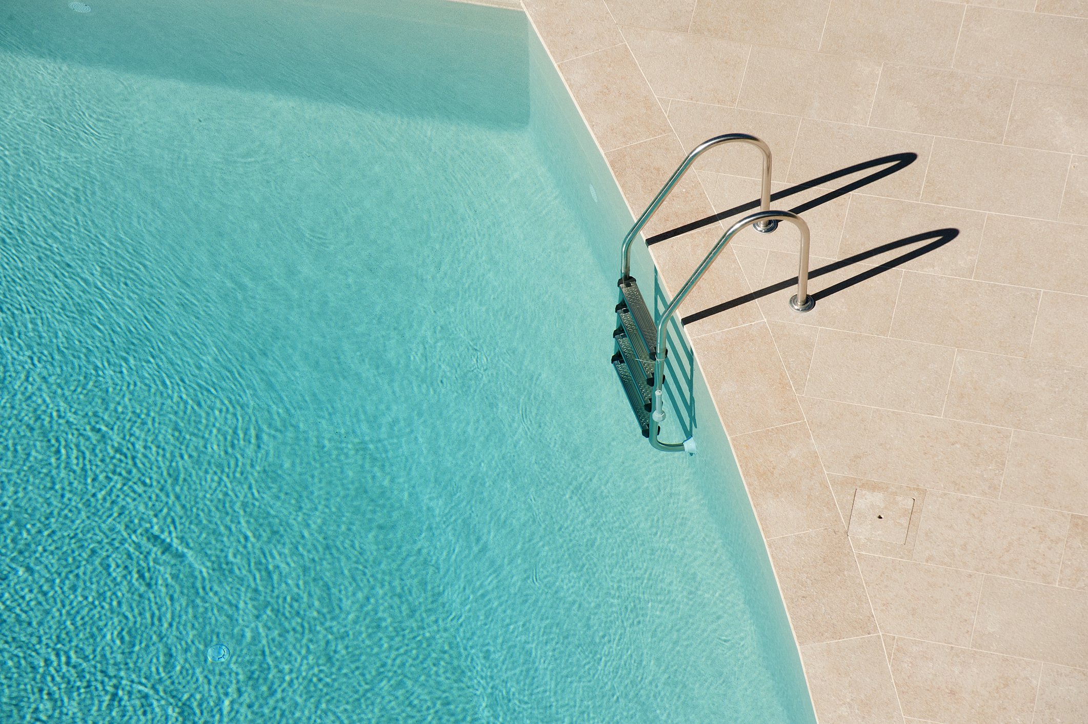 High Angle View Of Ladder On Swimming Pool | Photo: Getty Images