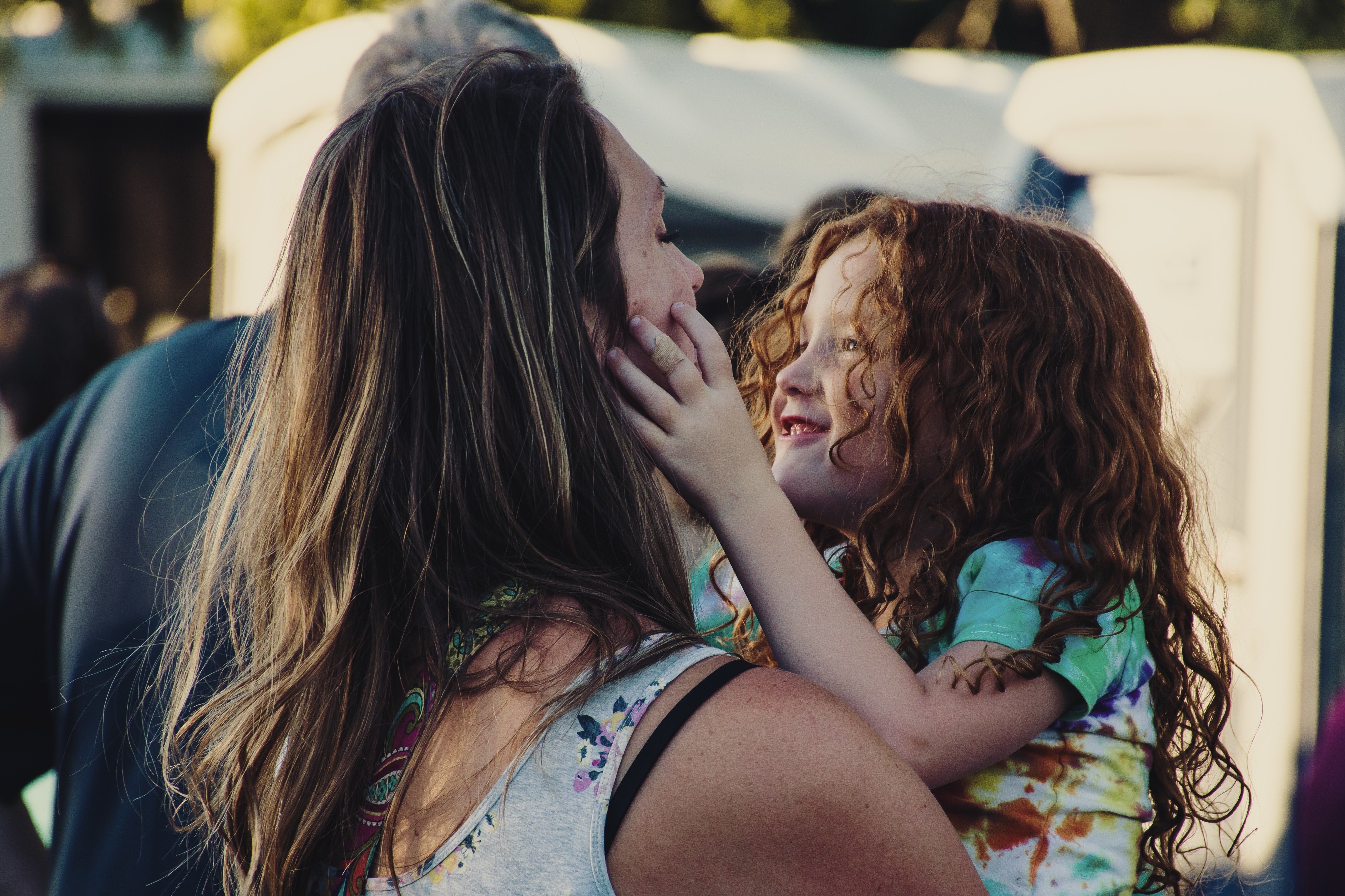 The mother and child quickly felt comfortable around Joshua and Buzz. | Source: Pexels