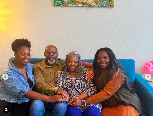 Sandra Williams and Katina posing with loved ones on Thanksgiving. | Source: Instagram/yoginisdww