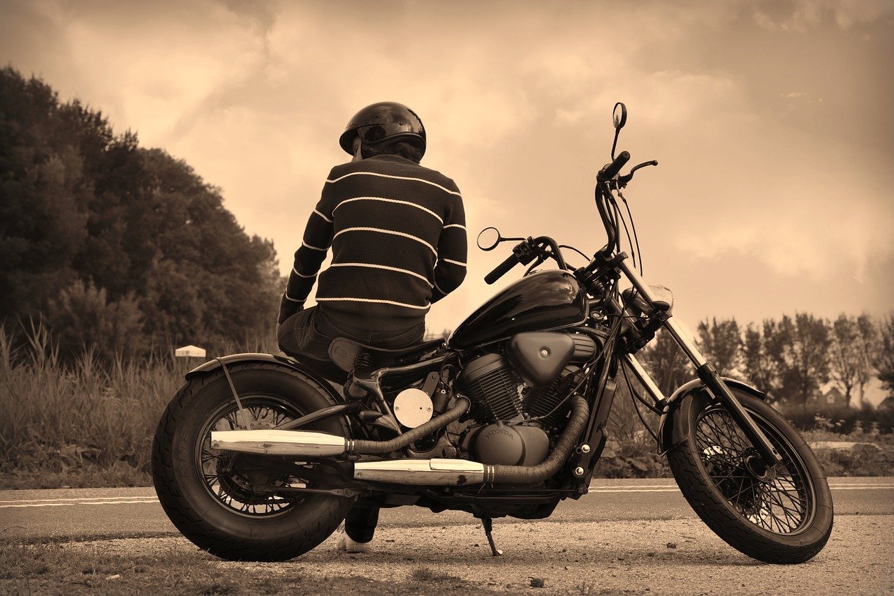Hombre sentado en su motocicleta. | Foto: Pixabay