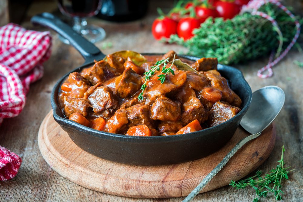 Ragou de bœuf bourguignon aux carottes et au thym. | Shutterstock