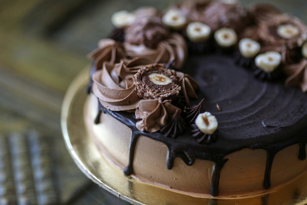 A chocolate gateaux arranged at a patisserie on March 27, 2021 | Photo: Getty Images