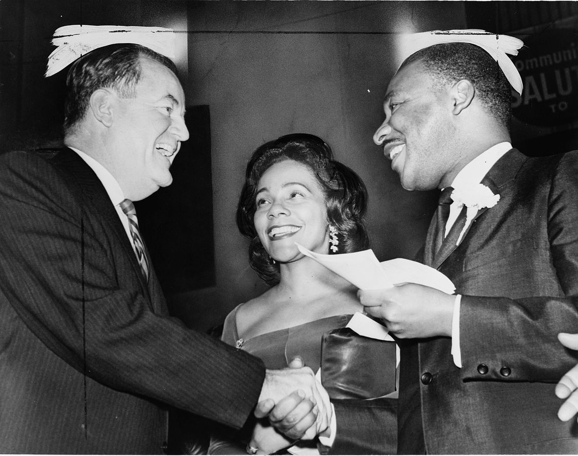 Coretta Scott, Martin Luther Kind and Vice President-elect Hubert Humphrey on December 17, 1964. | Photo: Wikimedia Commons Images
