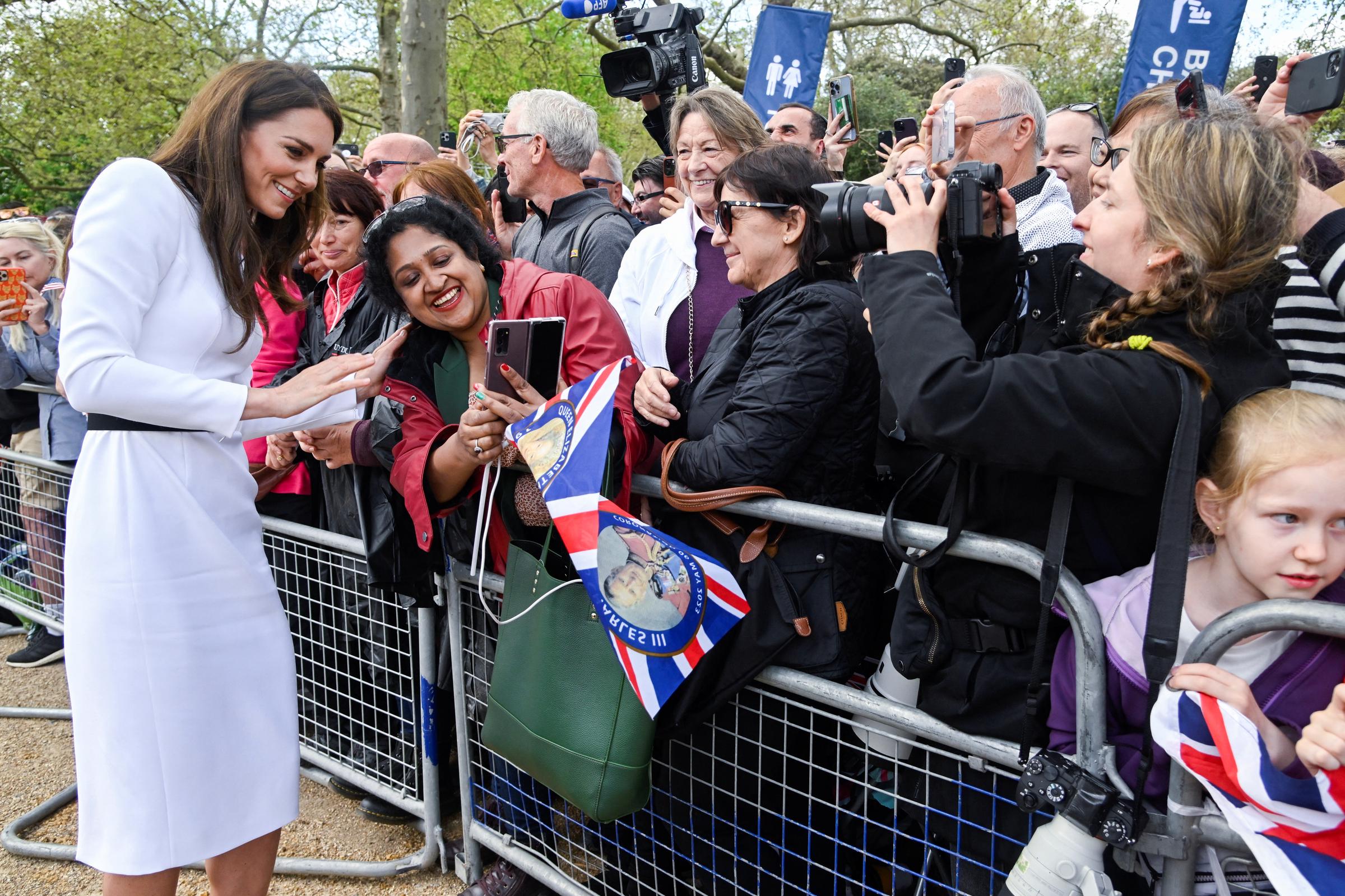 Catalina, princesa de Gales, se reúne con personas que le desean lo mejor durante un paseo por el Mall, frente al Palacio de Buckingham, antes de la coronación del rey Carlos de Gran Bretaña y de Camila, reina consorte, en Londres, Inglaterra, el 5 de mayo de 2023 | Fuente: Getty Images