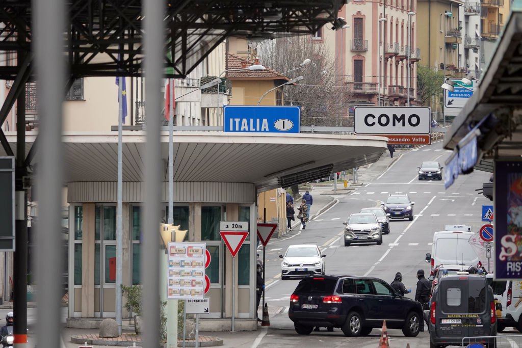 10 March 2020, Switzerland, Chiasso: Customs officers check the papers of border crossers at the Swiss-Italian border crossing. | Photo: GettyImages