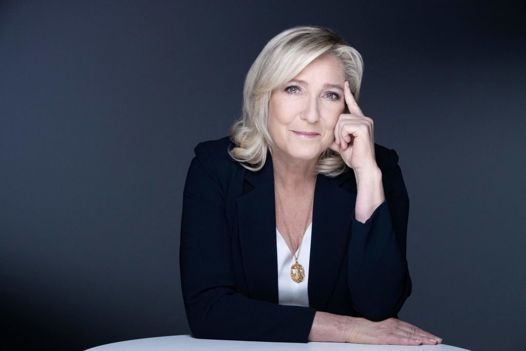 La candidate à la présidence du parti d'extrême droite français Rassemblement national (RN), Marine Le Pen, pose lors d'une séance photo à Paris, le 20 octobre 2021. | Photo : Getty Images