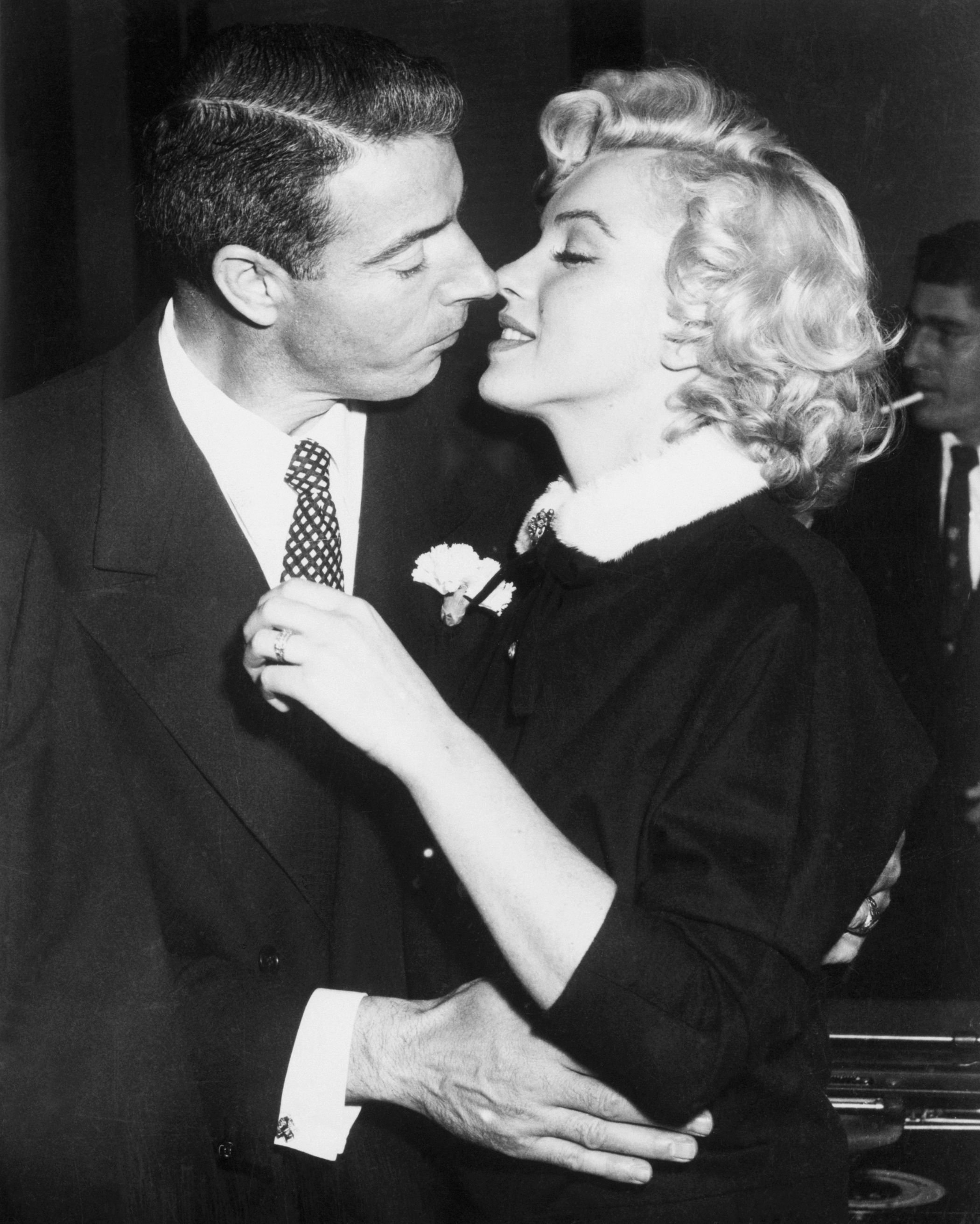 Marilyn Monroe and Joe DiMaggio sharing a kiss after their wedding ceremony in California on January 14, 1954 | Source: Getty Images 