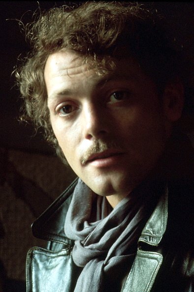 Patrick Dewaere chez lui à Paris, 1977. | Photo : Getty Images