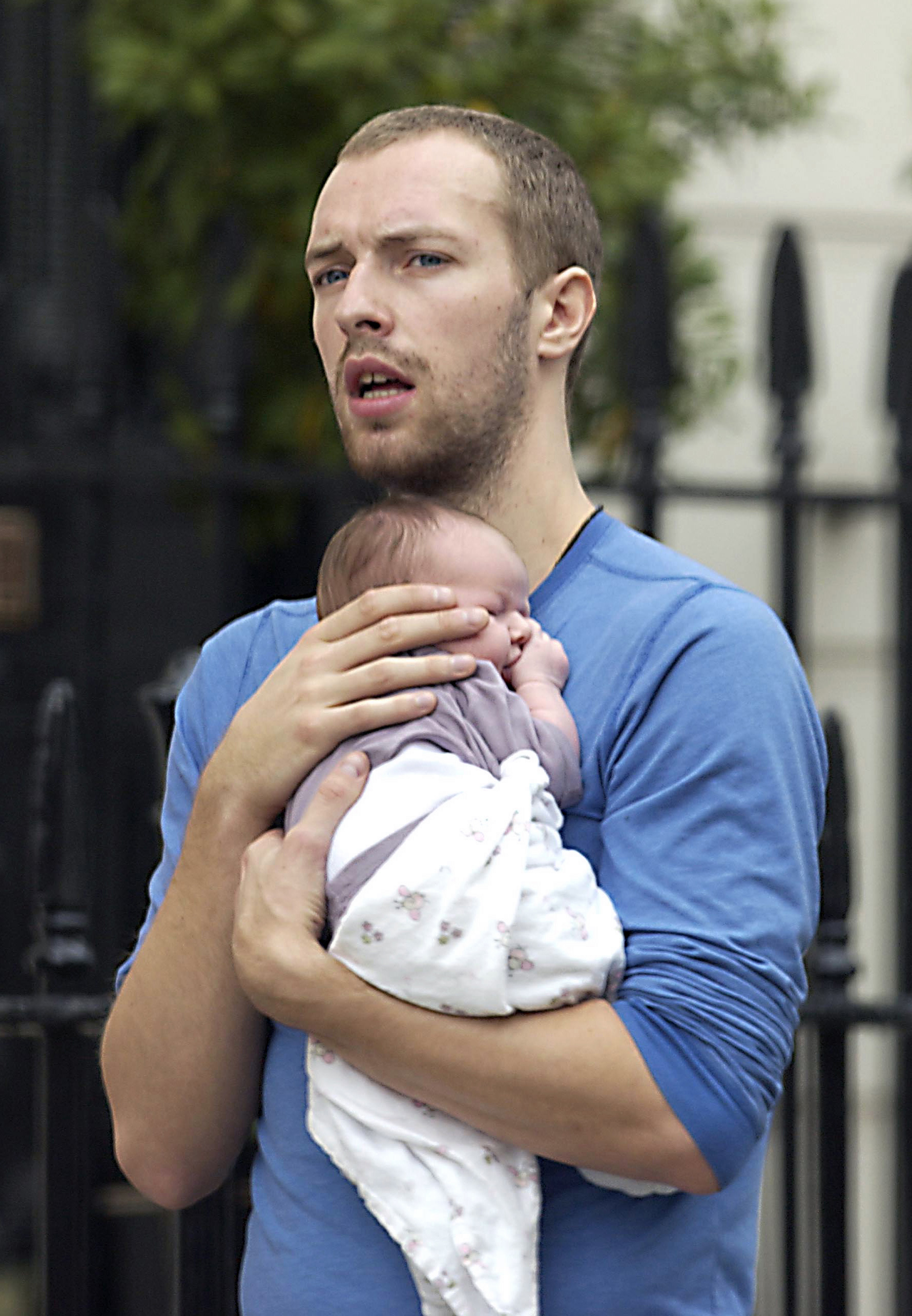 Chris Martins with baby Apple on May 25, 2004 | Source: Getty Images