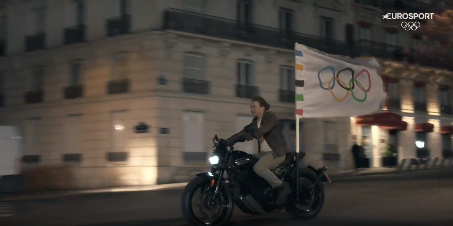 Tom Cruise leaving with the Olympic flag, posted on August 12, 2024 | Source: YouTube/Eurosport