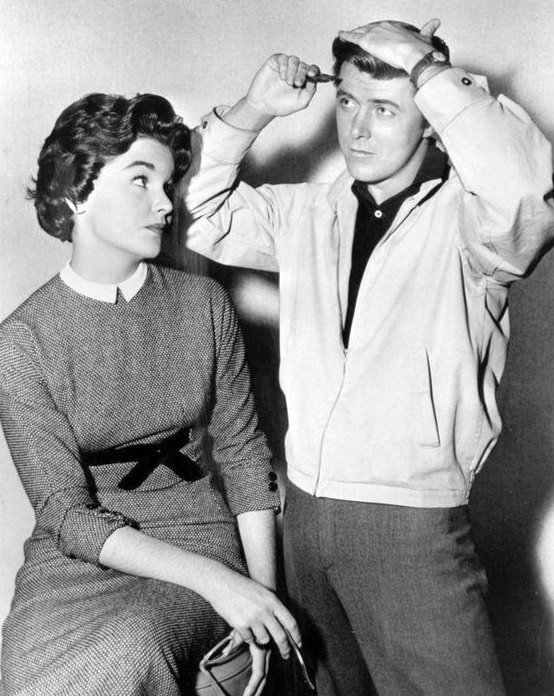 Edd Byrnes as "Kookie" with actress Sue Randall in “77 Sunset Strip.” | Photo: Wikimedia