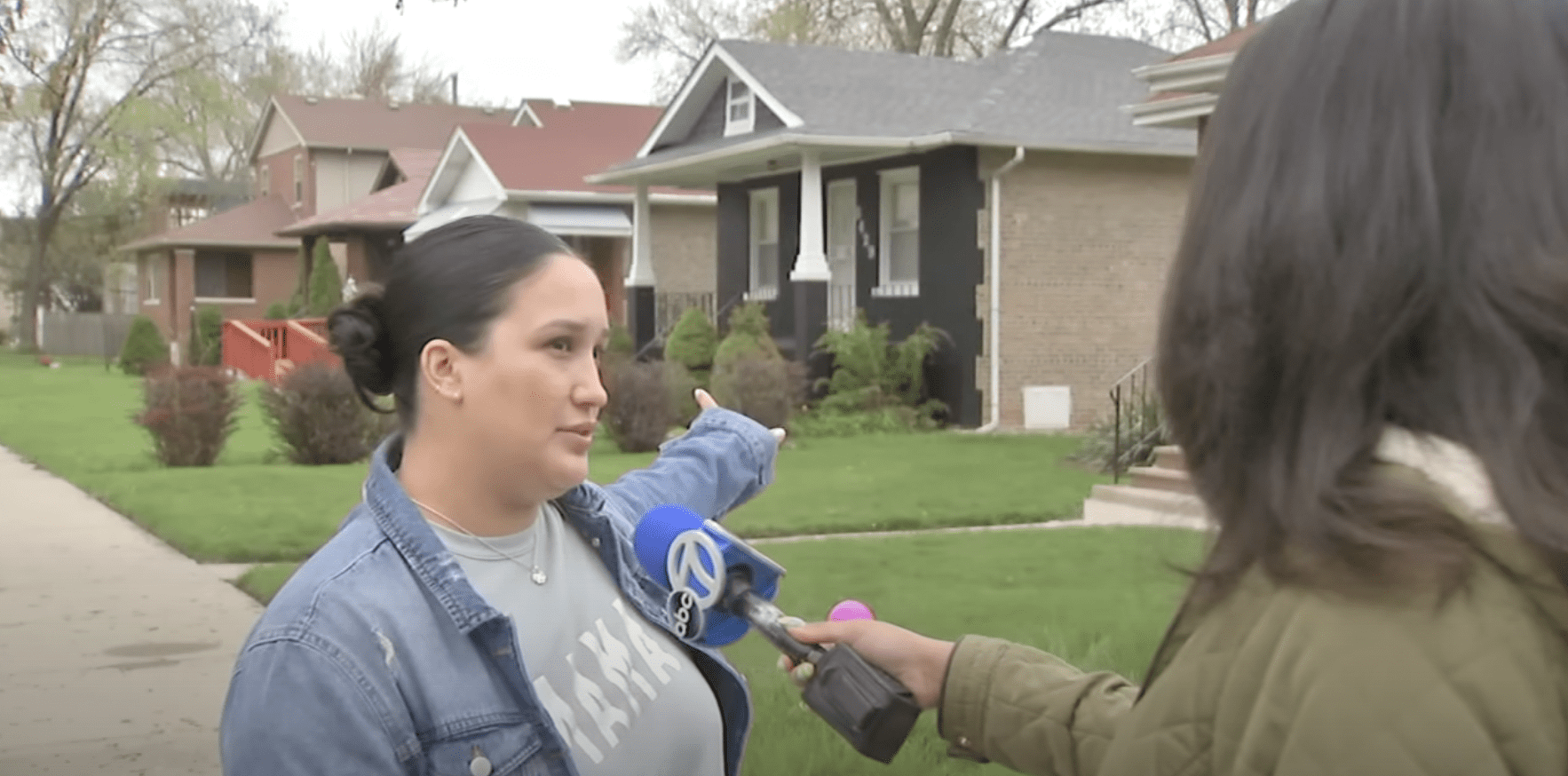 Danielle Cruz points to her house while talking to the ABC 7 correspondent. | Source: YouTube.com/ABC 7 Chicago