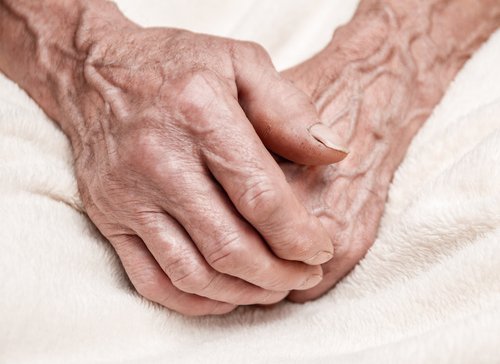 Manos abuela| Foto: Shutterstock Manos abuela| Foto: Shutterstock