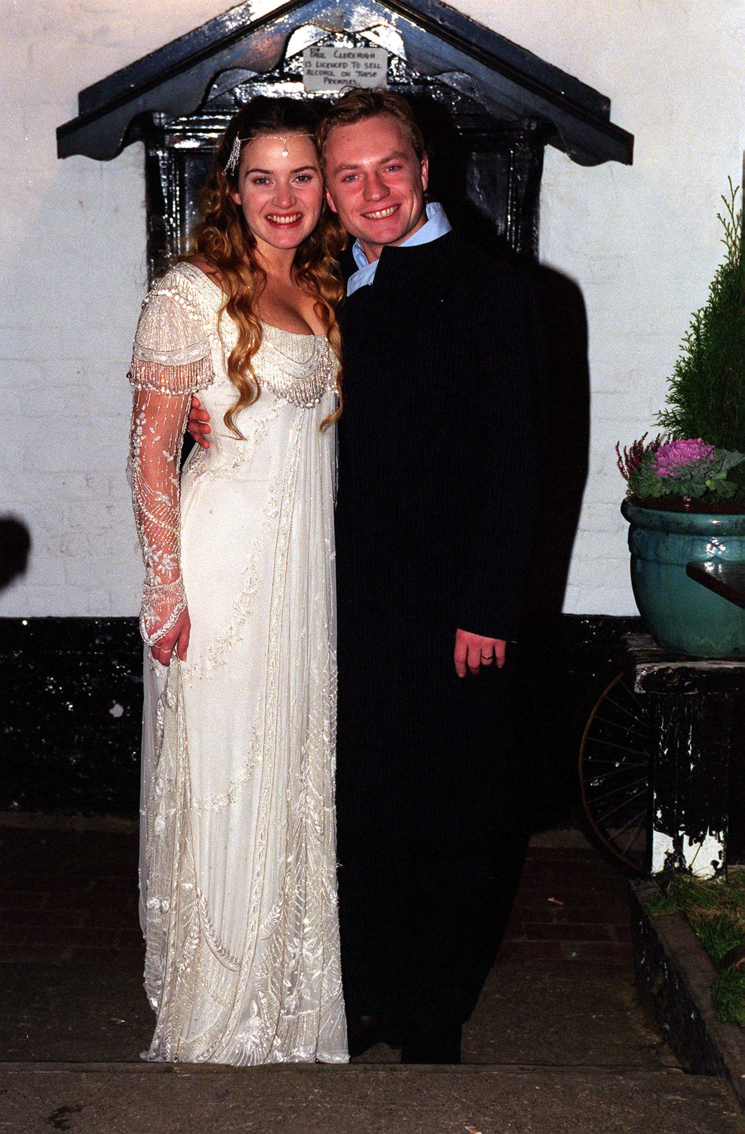 Actress Kate Winslet and husband Jim Threapleton at their wedding reception on November 22, 1998 at the Crooked Billet Pub in Stoke Row in Oxfordshire, England  | Source: Getty Images