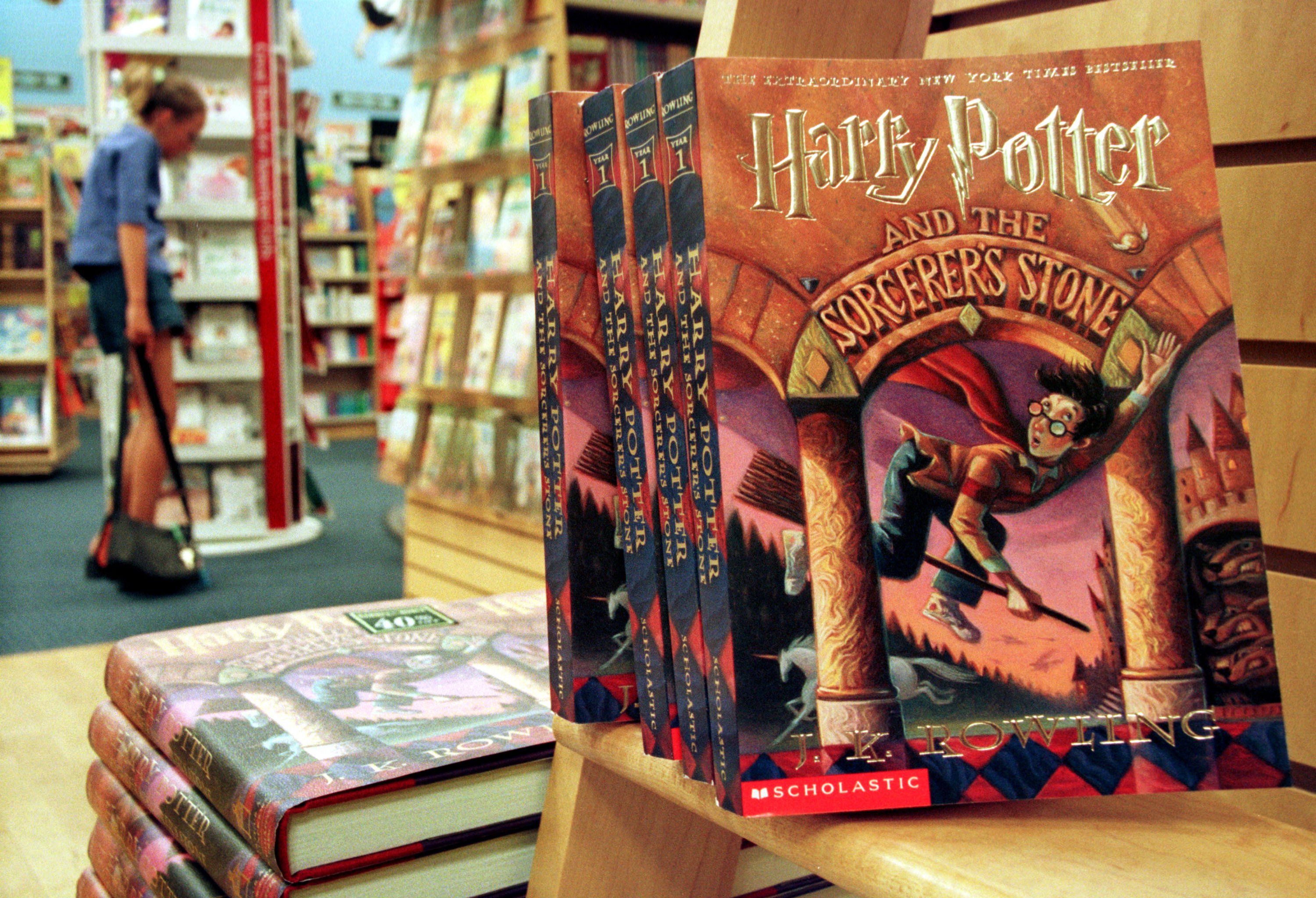 Las copias de los libros de cuentos de la serie Harry Potter de la autora J.K. Rowling en una librería el 6 de julio de 2000 en Arlington, Virginia. | Foto: Getty Images