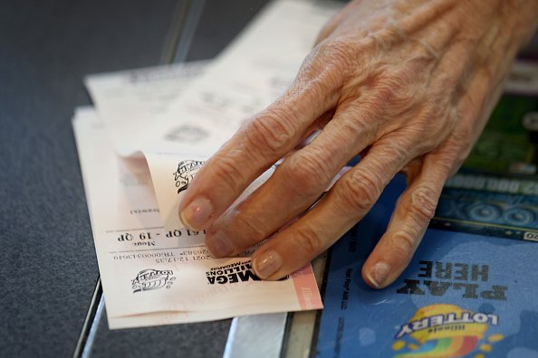 Un client achète un billet de loterie. |Photo : Getty Images