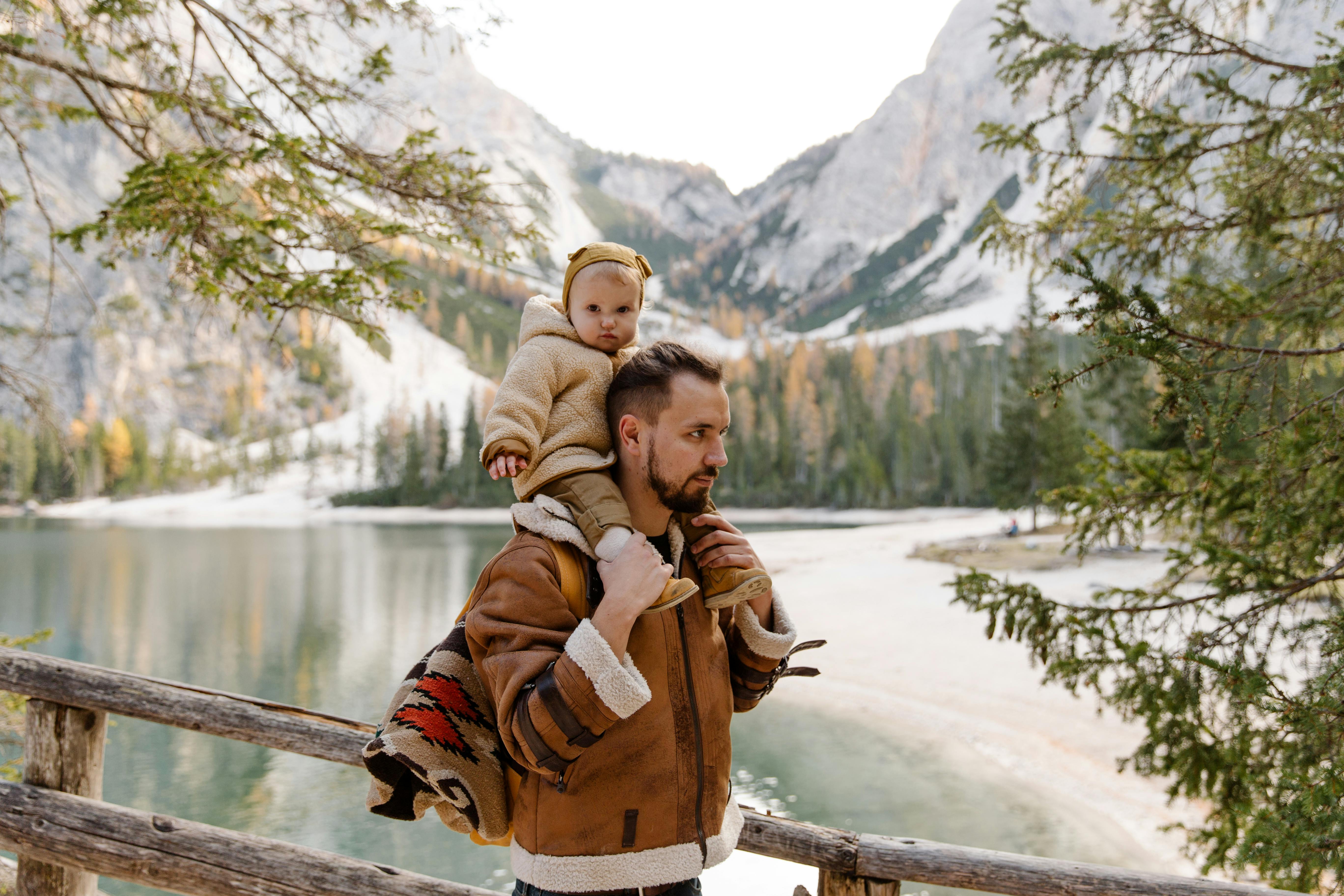 A father bonding with his child | Source: Pexels