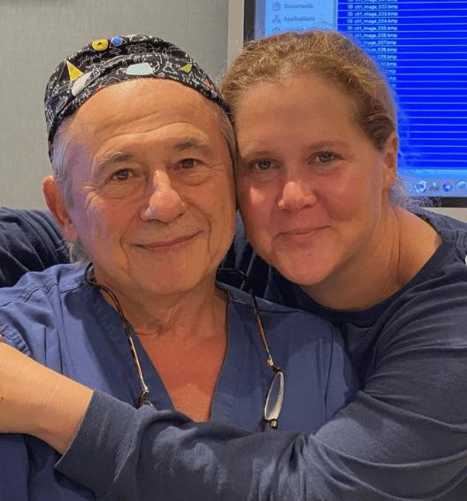 Amy Schumer posing with Dr. Tamer Seckin, who performed surgery on her | Photo: Instagram.com/amyschumer