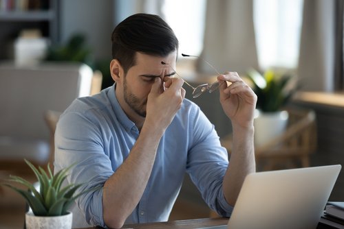 Un homme stressé par son travail | Photo : Shutterstock