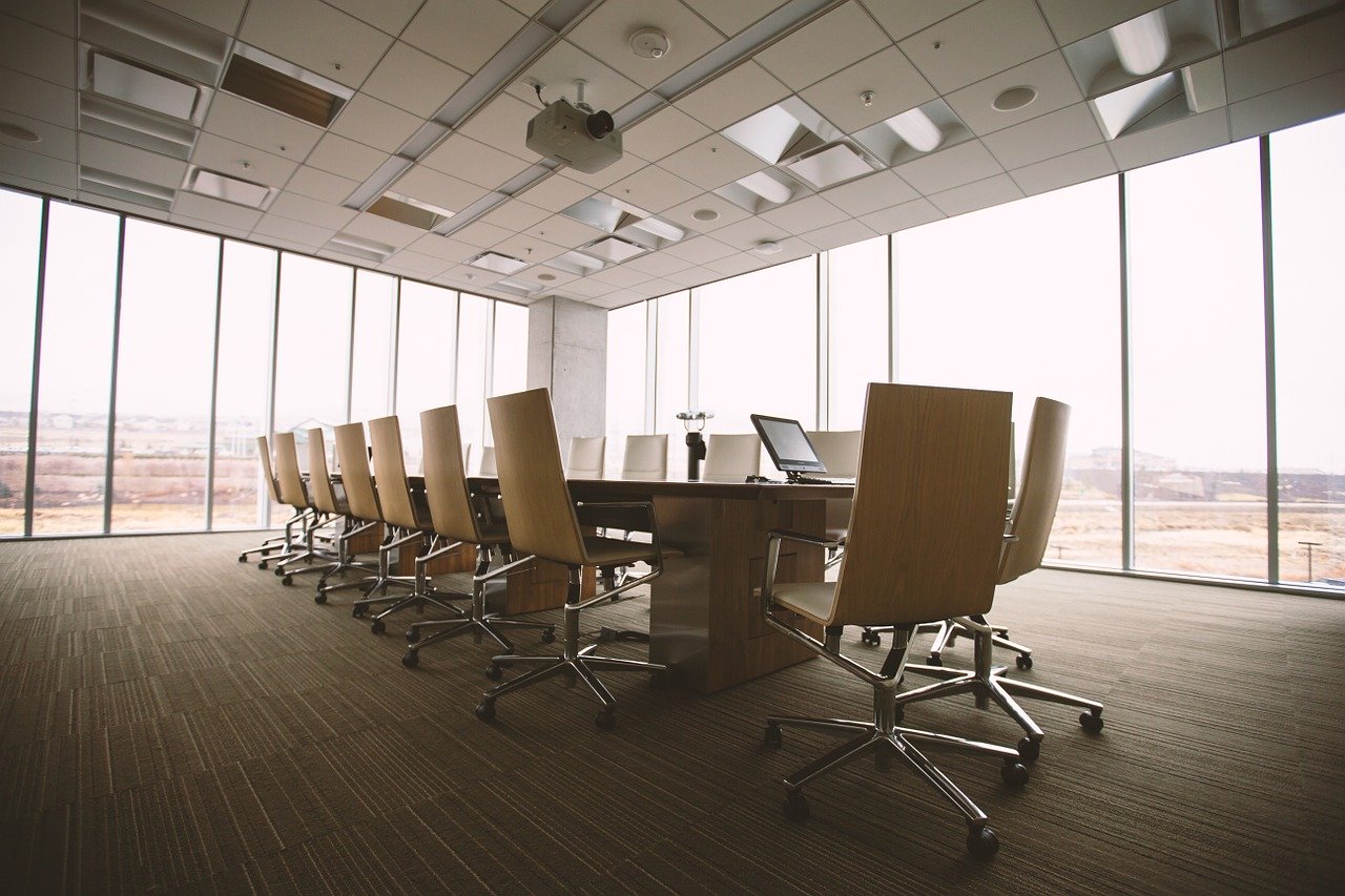 An empty conference room in an office building. I Image: Pixabay.