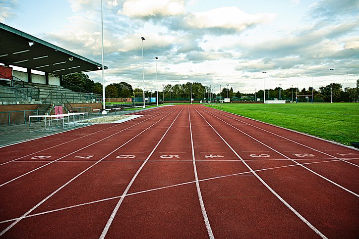 Leere Sportstraße und Stadion | Quelle: Getty Images