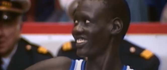 Manute Bol playing for the Golden State Warriors | Photo: YouTube/La Magia Del Basket