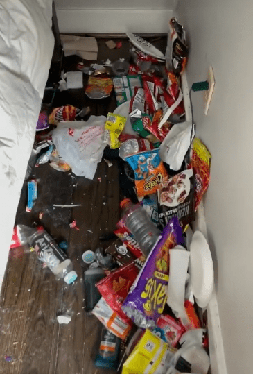 Der Müllhaufen, das Amanda Nighberts Sohn zwischen der Wand und seinem Bett gelagert hat.|  Foto: Tiktok.com/@amandanighbertrd/