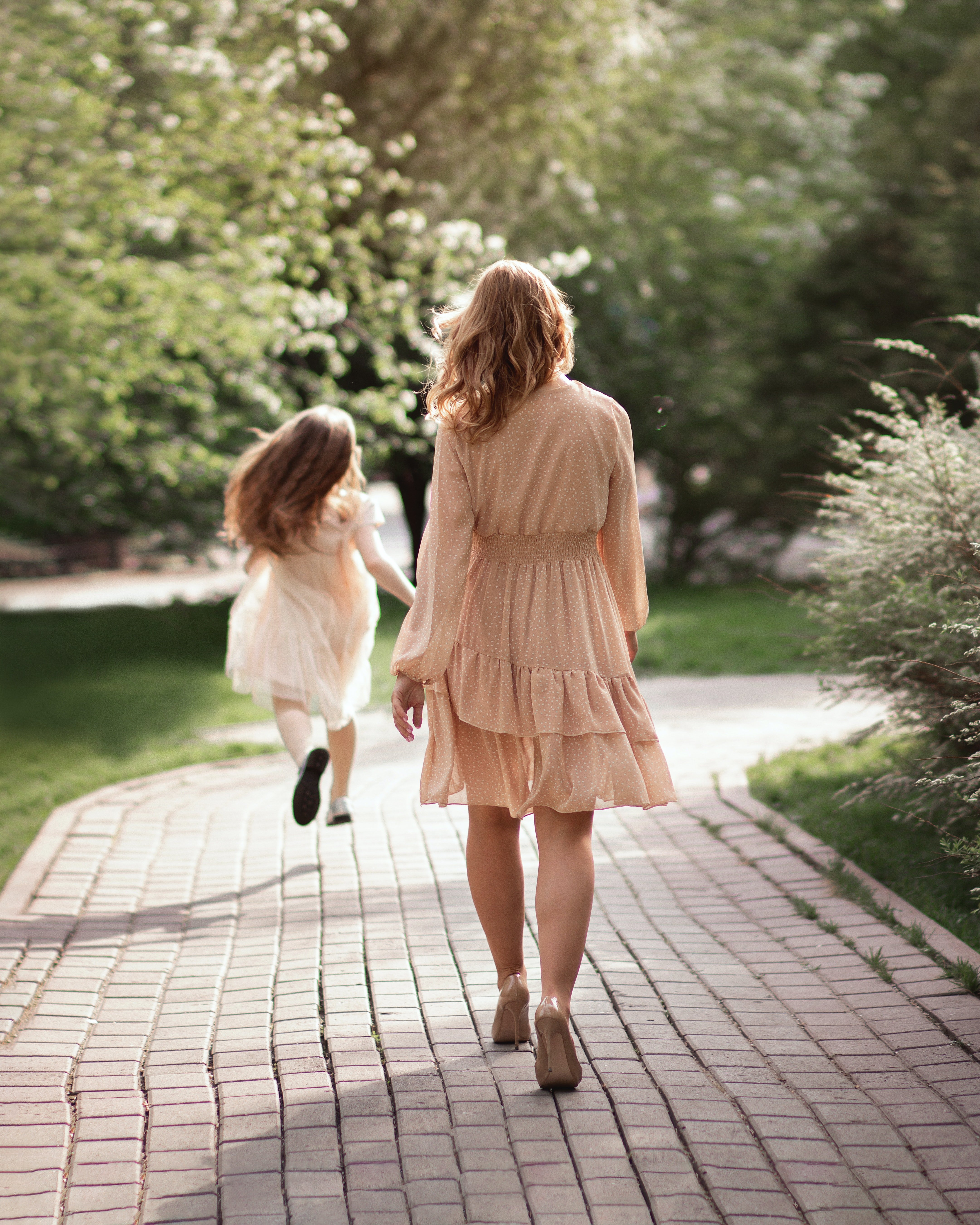 Una mujer y una niña caminan juntas. | Foto: Pexels