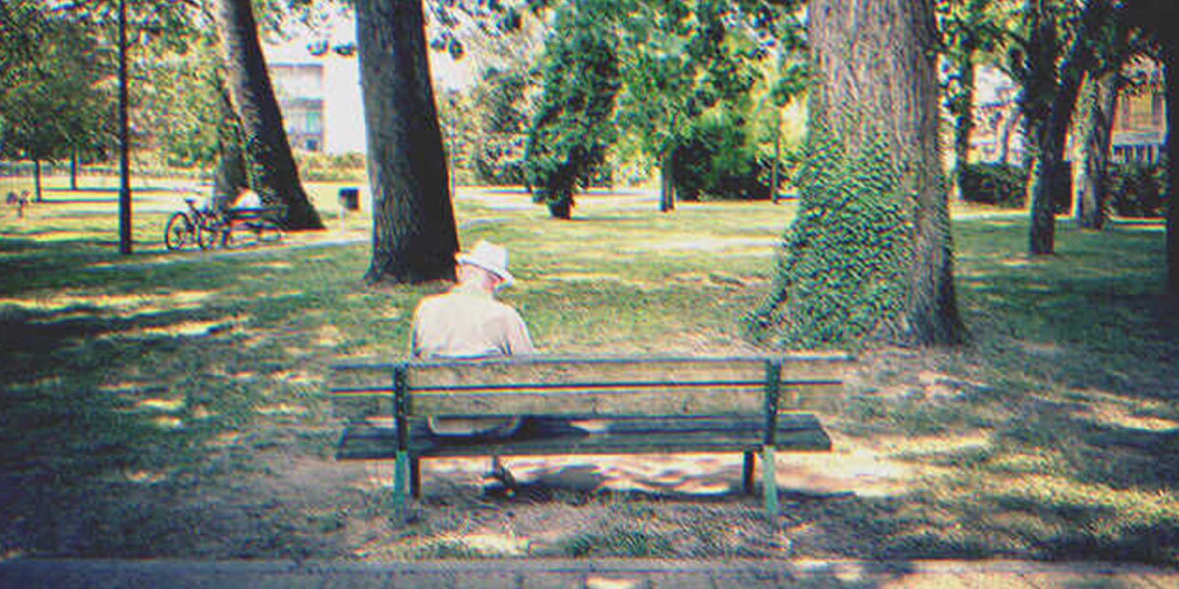 Hombre sentado en un banco del parque. | Foto: Shutterstock