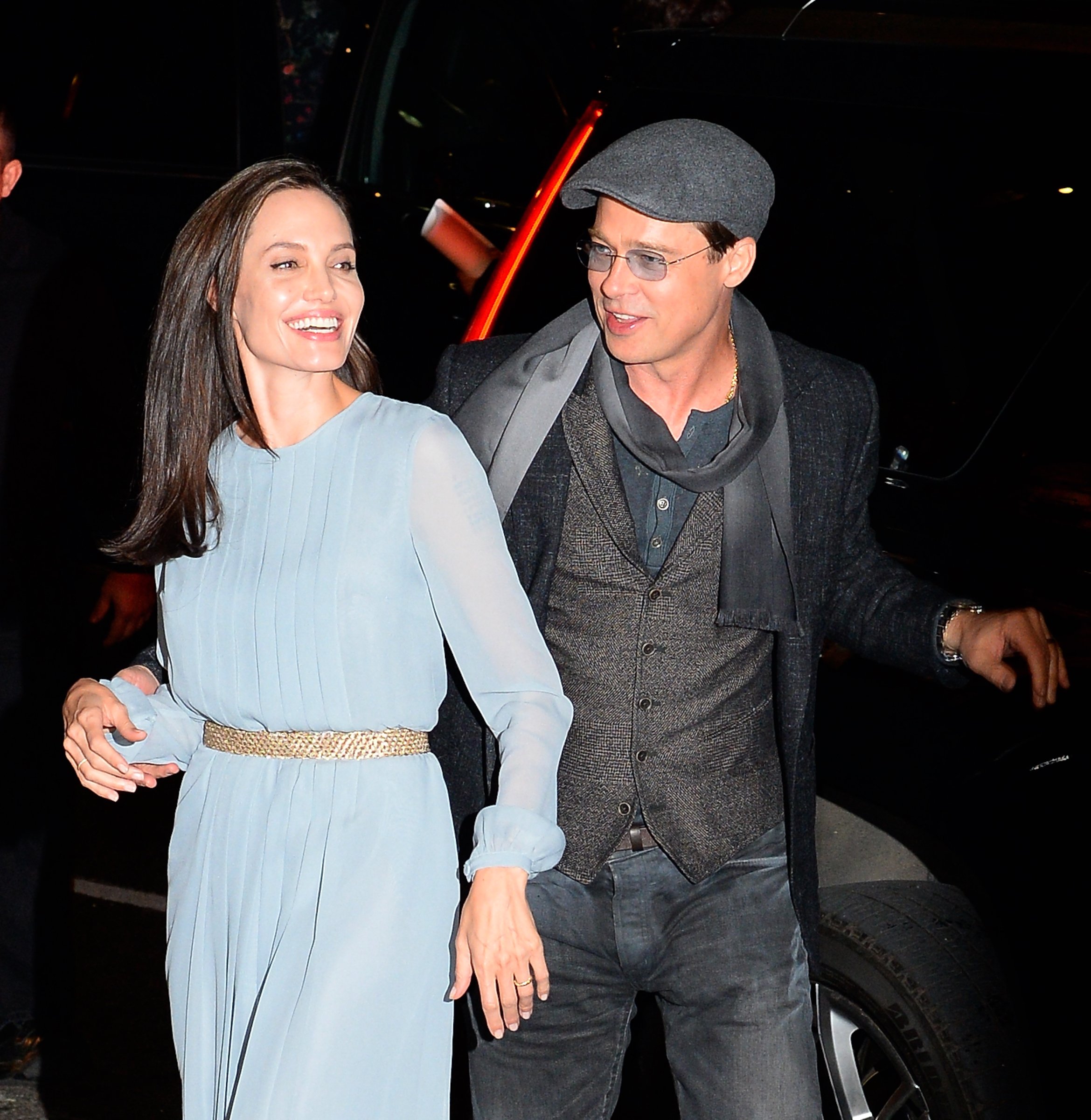 Angelina Jolie y Brad Pitt llegan a los cines City Cinemas en Midtown el 3 de noviembre de 2015, en Nueva York. | Foto: Getty Images