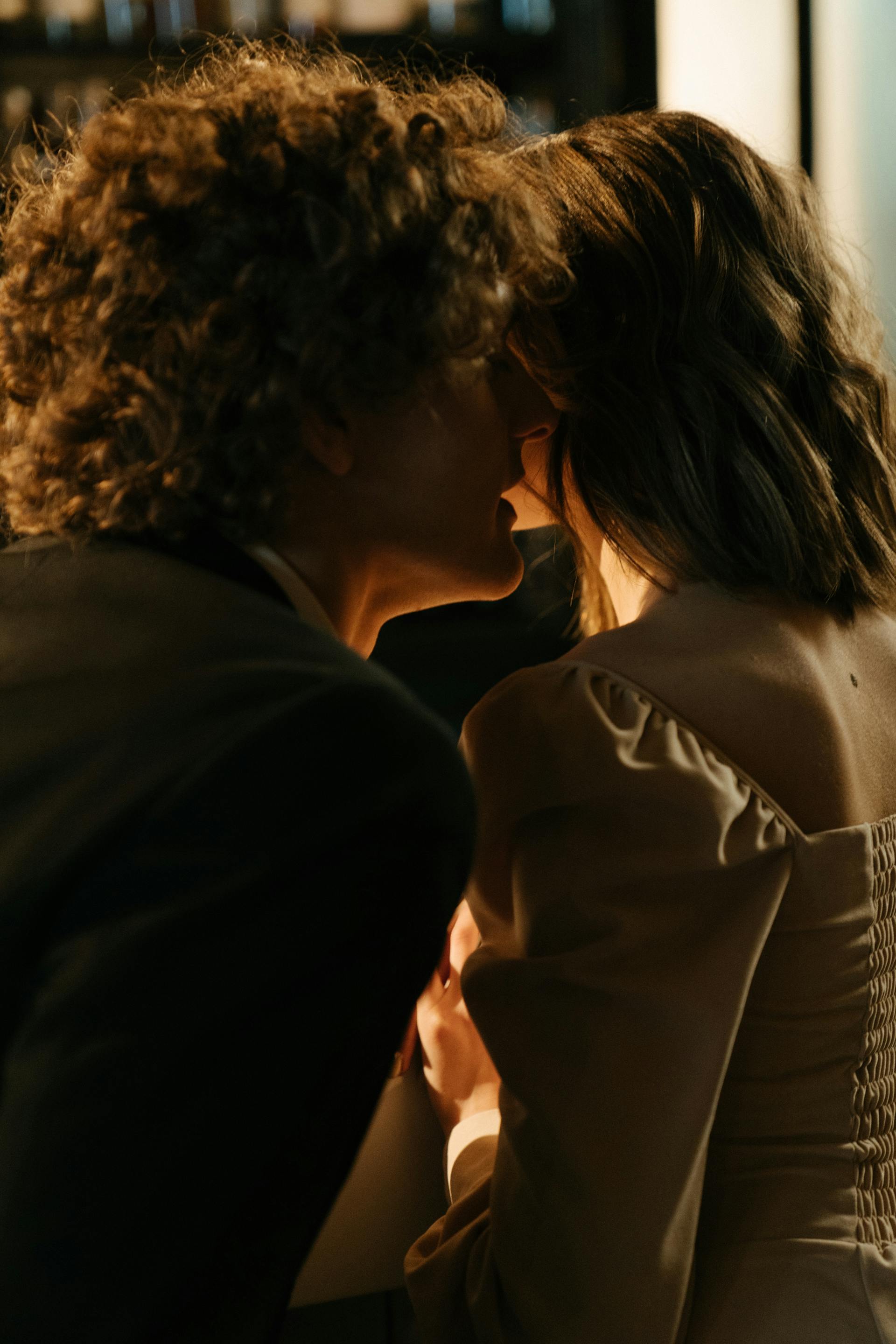 A man whispering to a woman | Source: Pexels