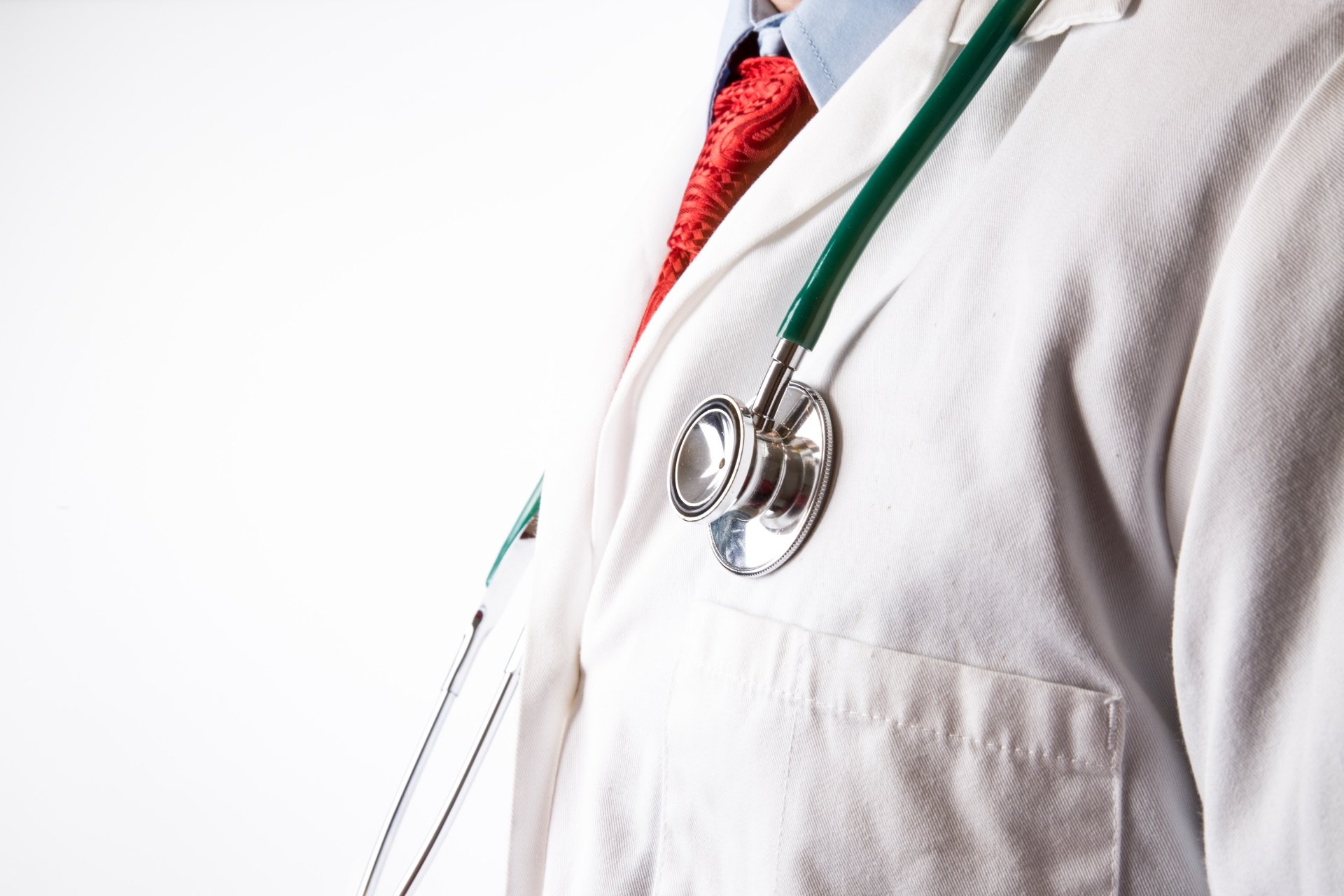 Doctor con un estetoscopio sobre su hombro. | Foto: Public Domain Pictures