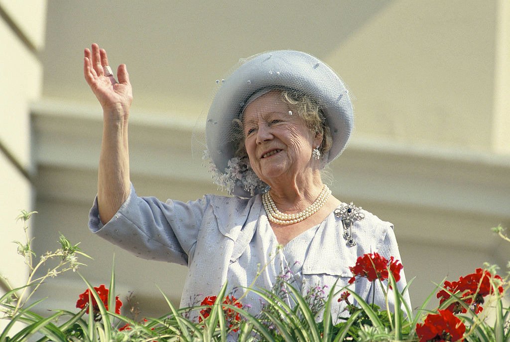 The Queen Mother waves to well-wishers during the celebration of her 90th birthday on August 4, 1990  | Photo: Getty Images