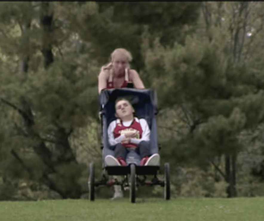 High school racer Susan who ran while pushing her disabled brother. | Photo: youtube.com/KARE 11 