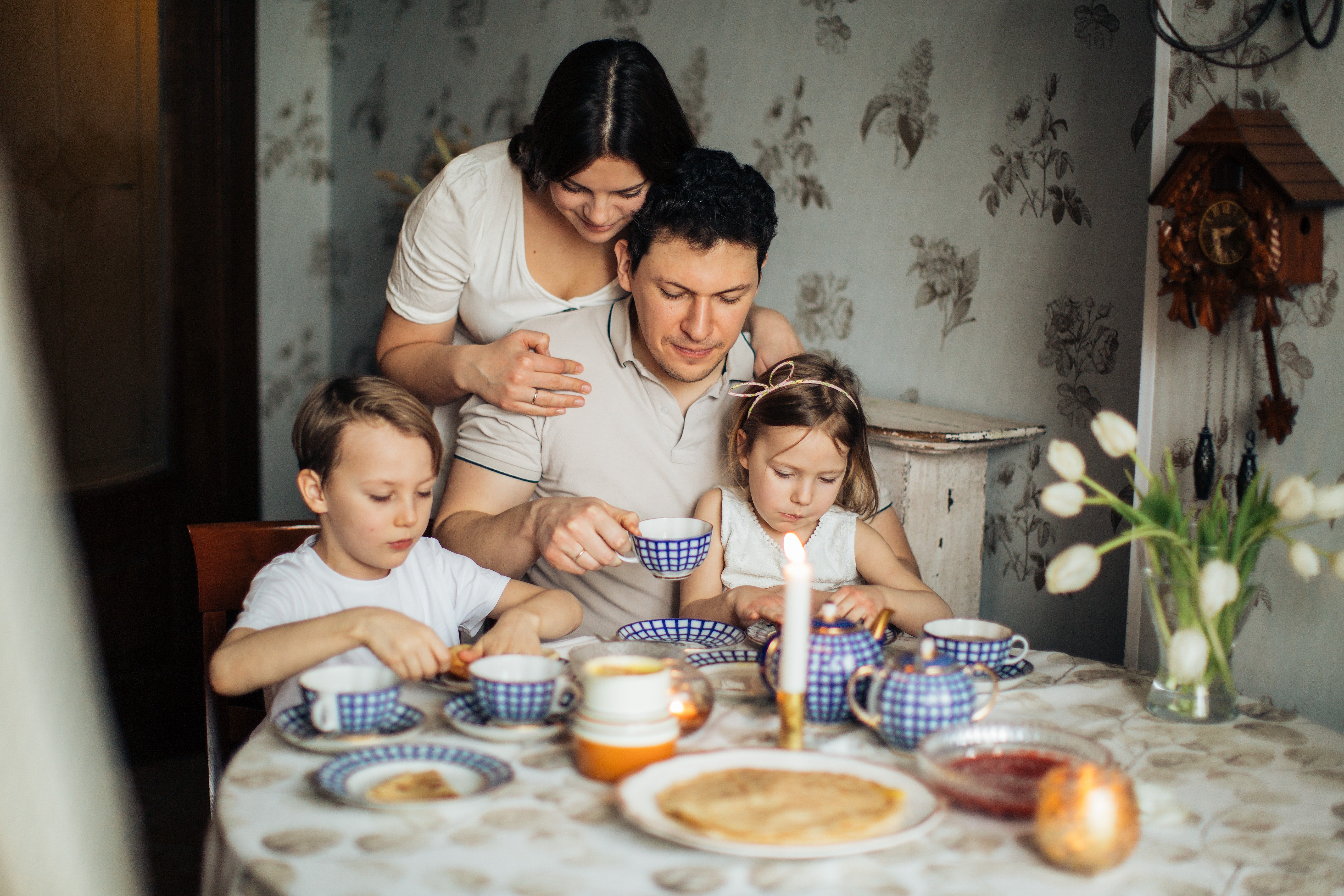 Una familia comparte una comida. | Foto: Pexels