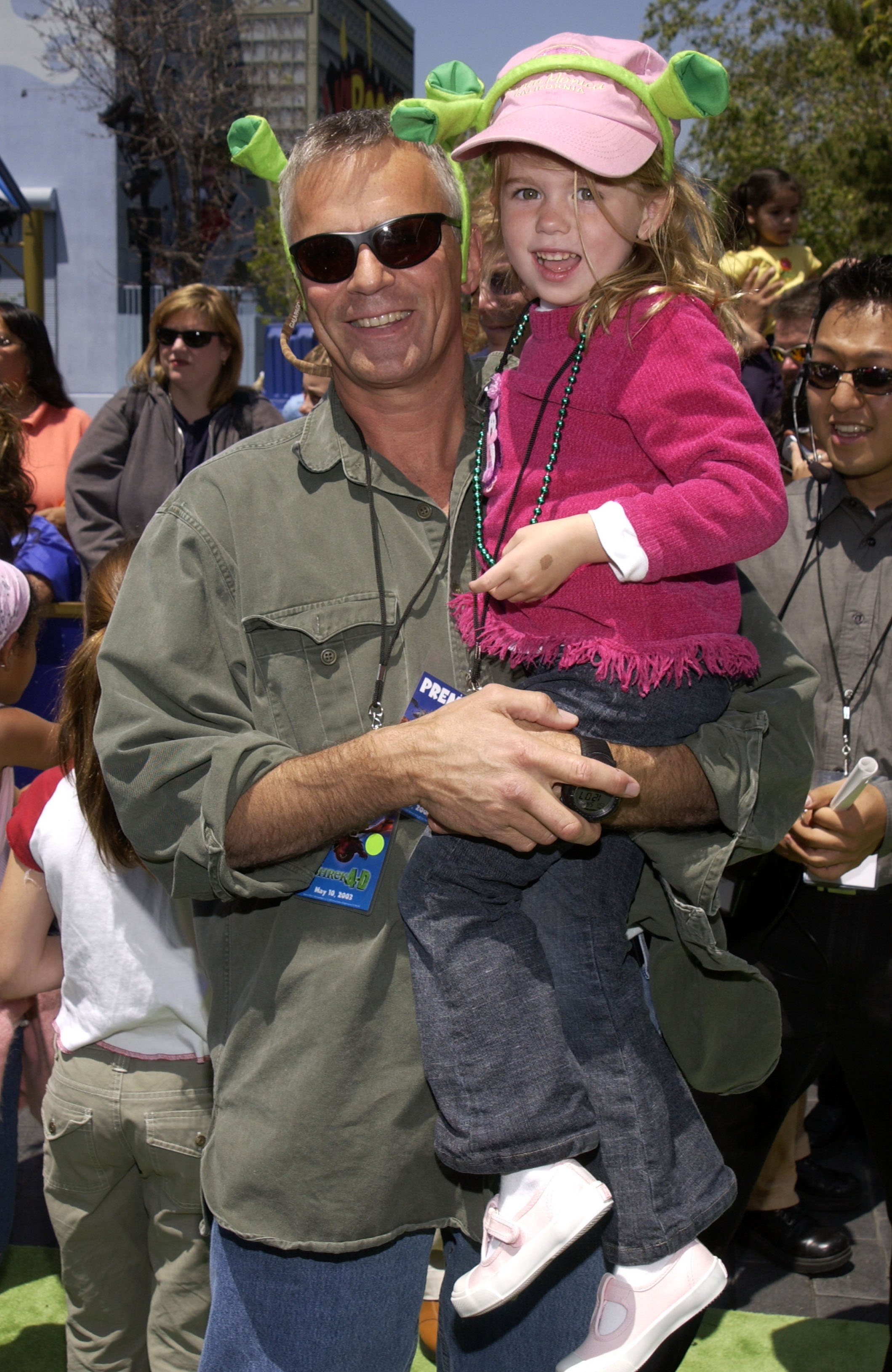 Richard Dean Anderson and his daughter during the premiere of "Shrek 4-D" Attraction in Universal City, California, on May 10, 2003 | Source: Getty Images