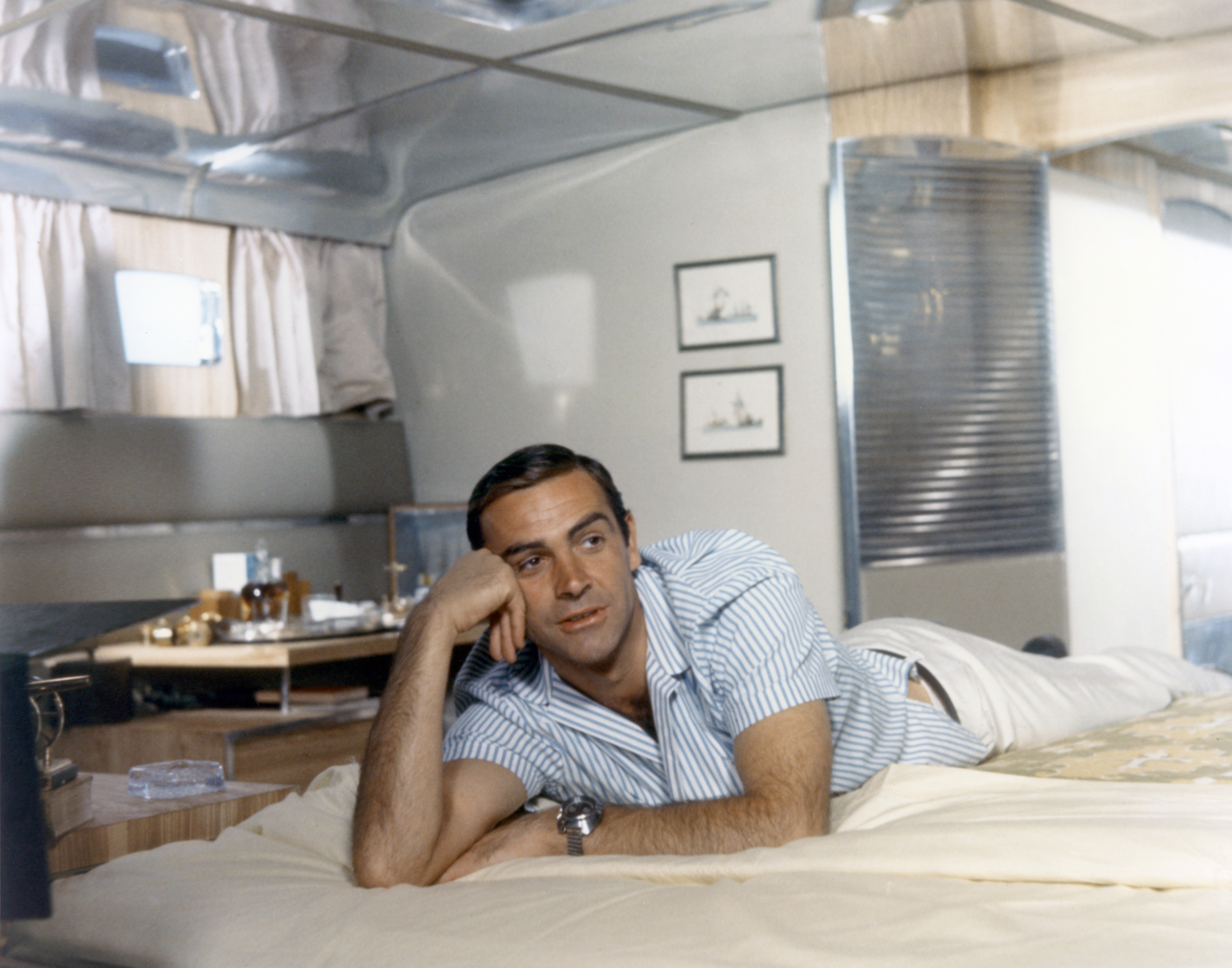 Sean Connery am Set von "Thunderball" um 1965. | Quelle: Getty Images