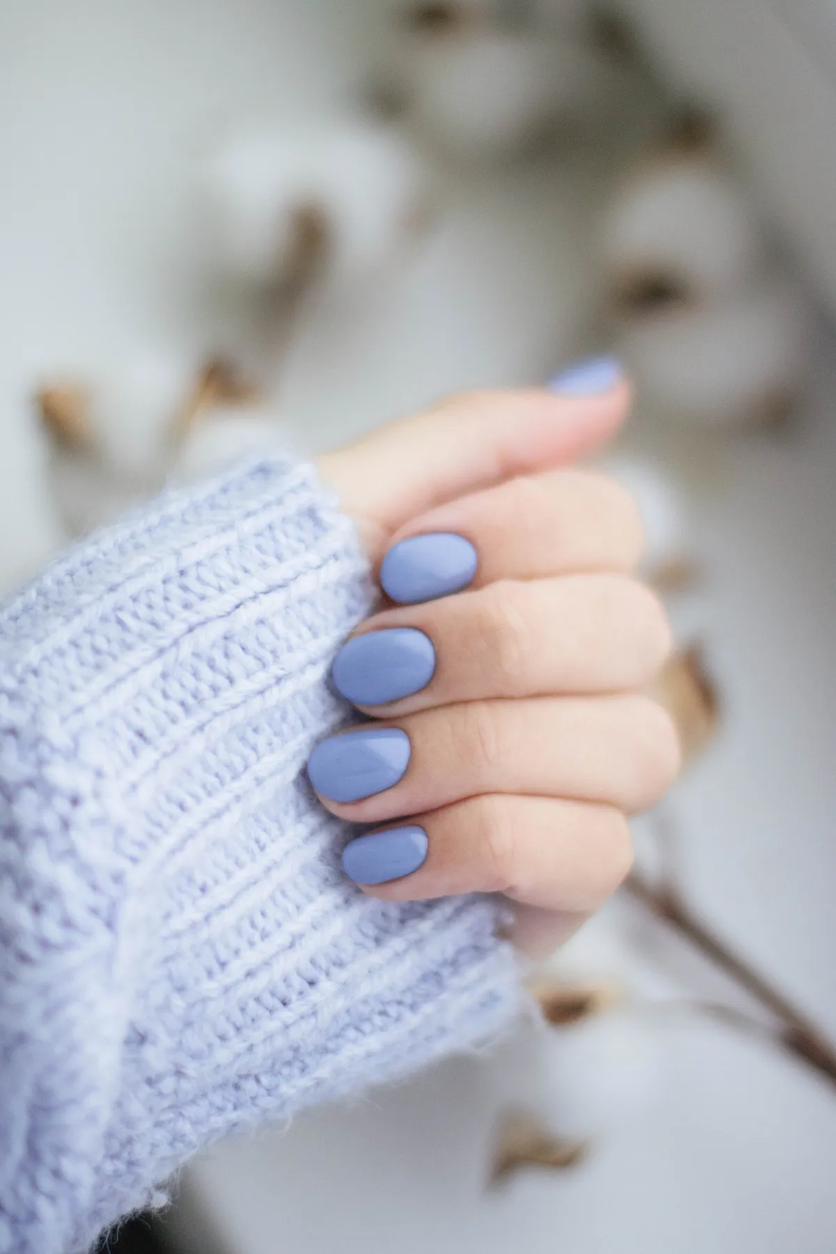 Un ongle en vernis violet pastel. | Pexels