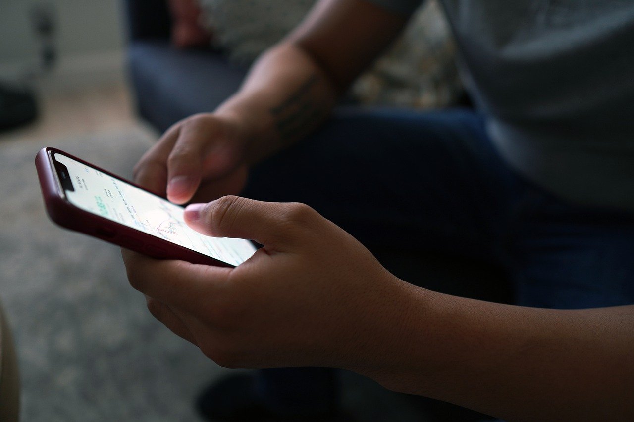Persona con teléfono celular en las manos. | Foto: Pixabay