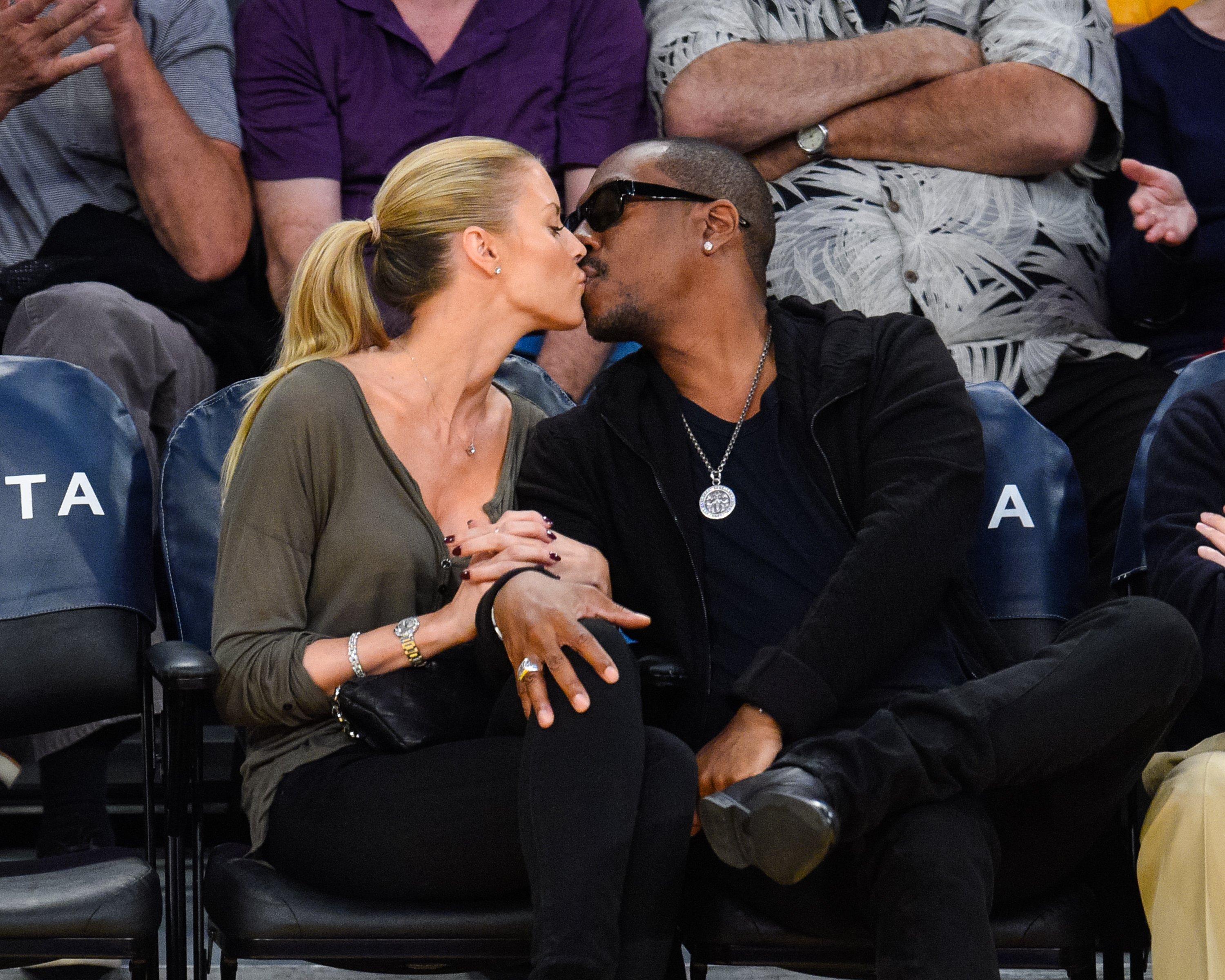 Paige Butcher and Eddie Murphy at a basketball game at Staples Center on April 12, 2015, in Los Angeles, California. | Source: Getty Images