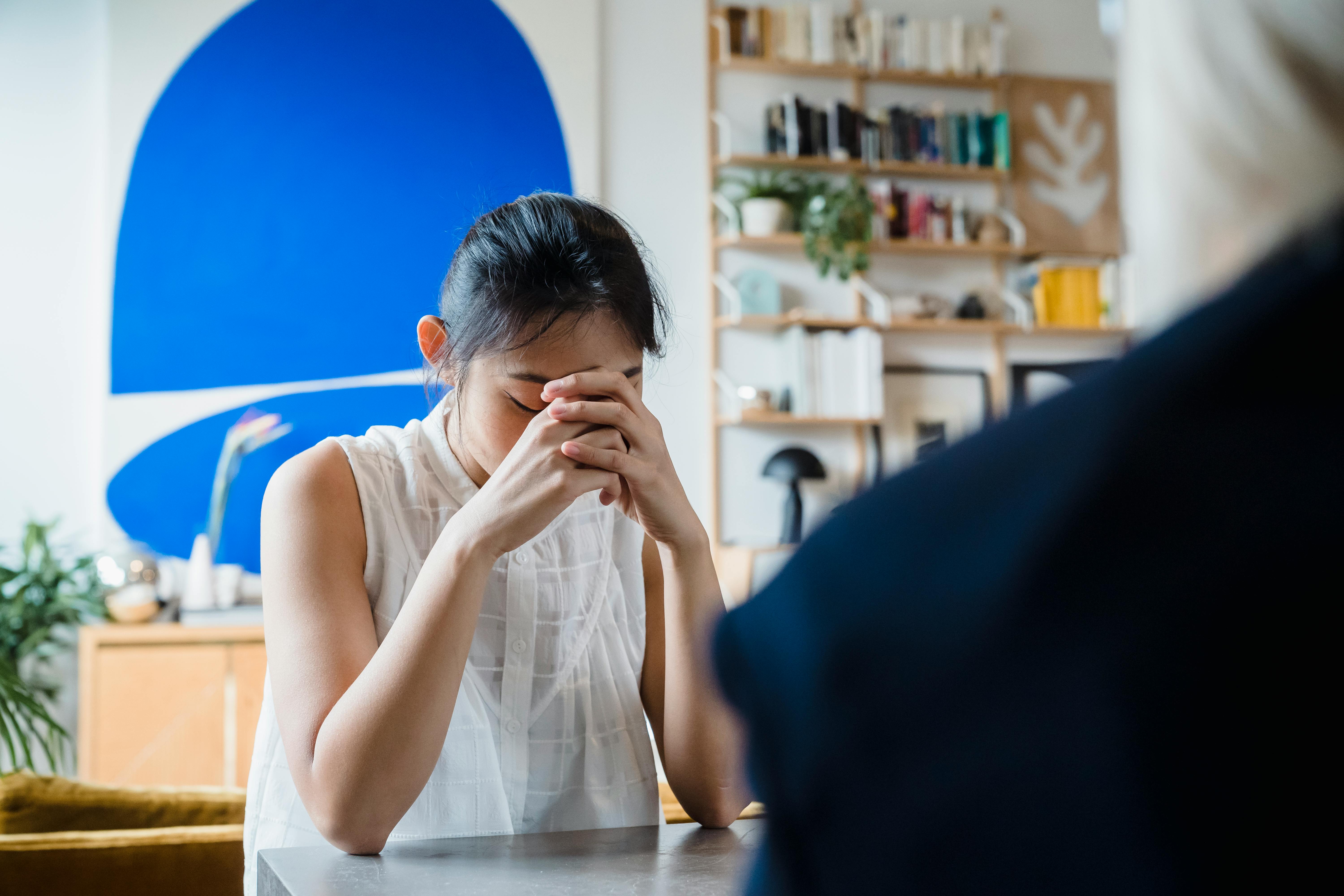 Concerned woman | Source: Pexels