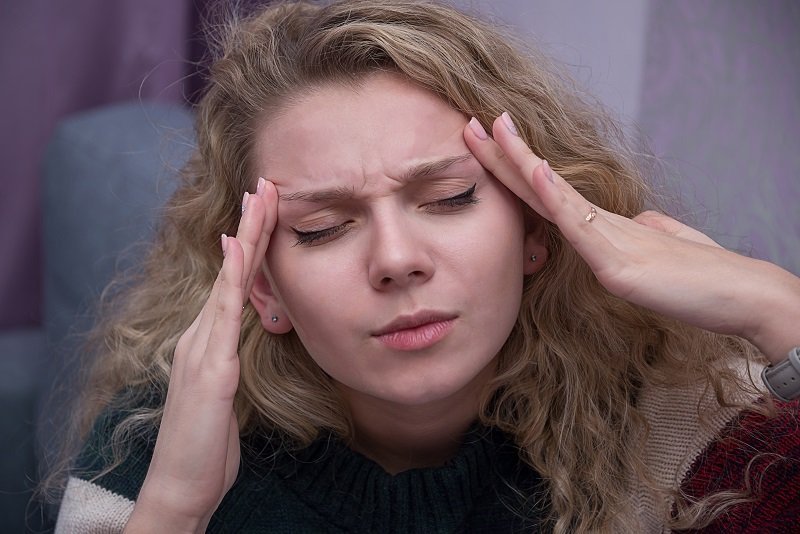 Mujer con las manos en la cabeza. Fuente: Shutterstock Mujer con las manos en la cabeza. Fuente: Shutterstock