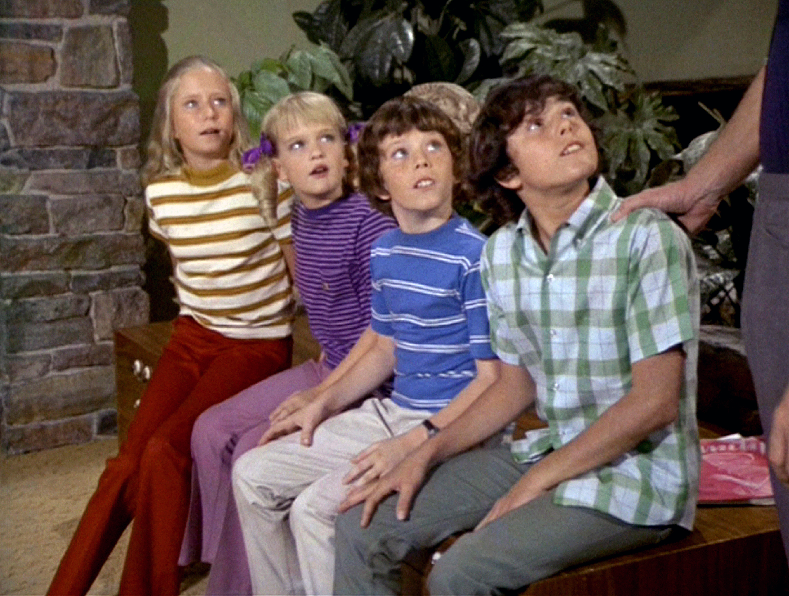 Eve Plumb as Jan Brady, Susan Olsen as Cindy Brady, Mike Lookinland as Bobby Brady, and Christopher Knight as Peter Brady in the Brady Brunch episode, "Getting Davy Jones," aired on December 10, 1971 | Source: Getty Images
