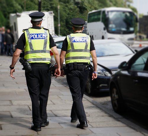 Deux policiers en service | Photo : Shutterstock