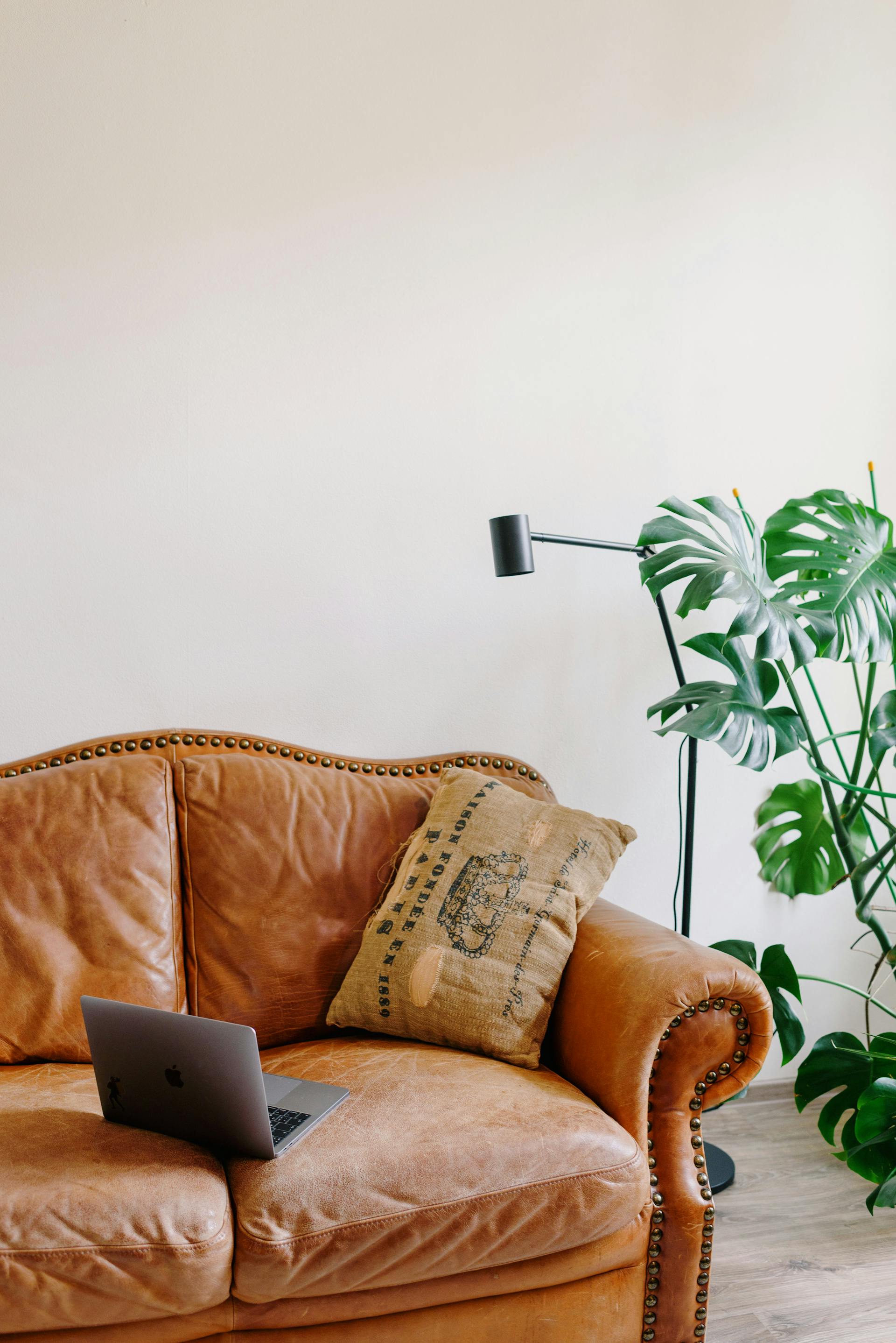 A laptop on a couch | Source: Pexels