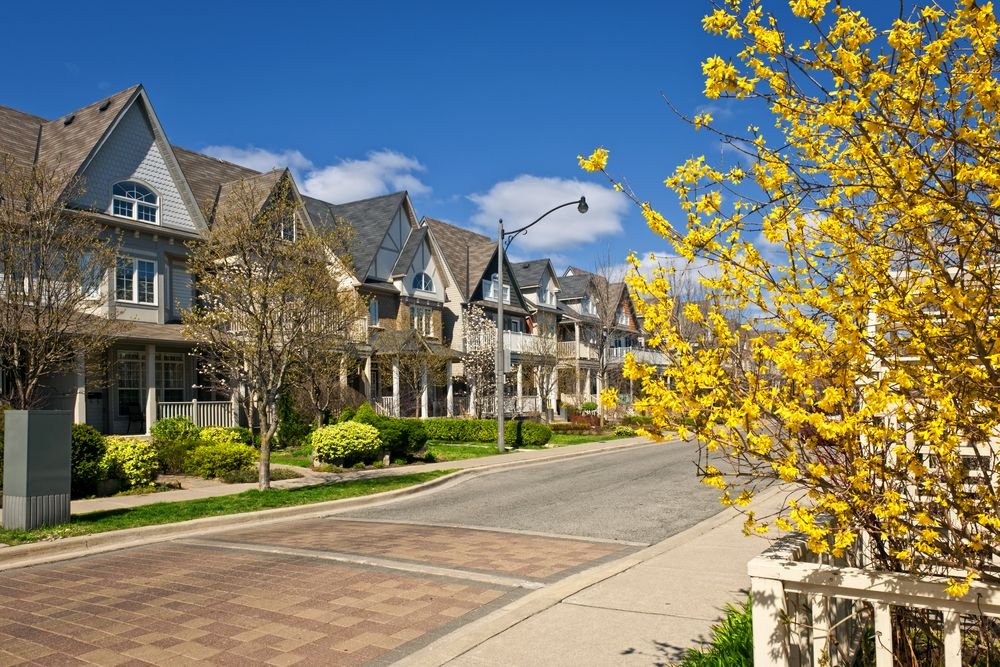 Houses in a quiet neighborhood. | Source: Shutterstock