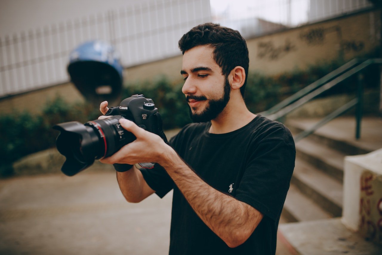 Photo of a photographer using a camera | Photo: Pexels